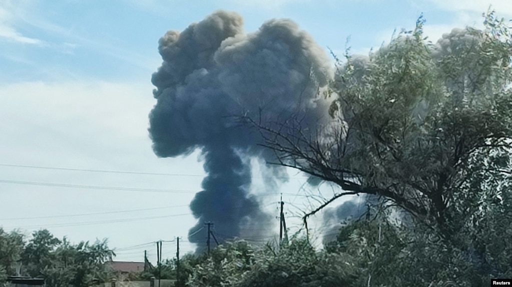 克里米亚附近诺沃费多里夫卡附近的俄军基地发生爆炸后升起浓烟。(2022年8月9日)