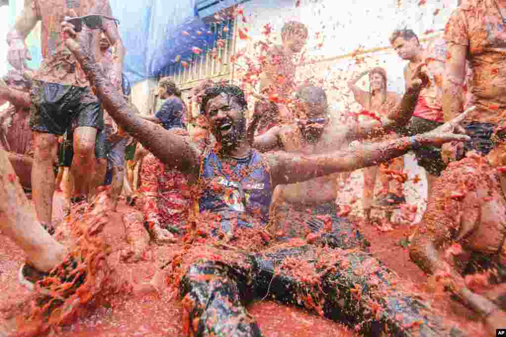 Revelers throw tomatoes at each other during the annual &quot;Tomatina&quot;, tomato fight fiesta in the village of Bunol near Valencia, Spain/