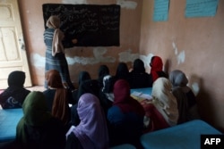 Ova fotografija snimljena 22. juna 2022. prikazuje djevojčice koje uče u tajnoj školi na nepoznatoj lokaciji u Afganistanu.