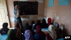 Sejumlah siswa perempuan belajar di sekolah rahasia di lokasi yang dirahasiakan di Afghanistan. (Foto: AFP)