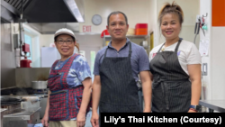 ທີມງານຮ້ານອາຫານ Lily's Thai Kitchen ຢູ່ໃນເມືອງ ເຣດດິງ ລັດຄາລີຟໍເນຍ. ຈາກຊ້າຍຫາຂວາ: ຍາຍາງຊູບິນ ມະນີພັນ, ທ່ານໄພບູນ "ບີລ" ພົມມະສິນ ແລະ ຍານາງເຂັມພິກ "ຄິມ" ປຣະວົງ