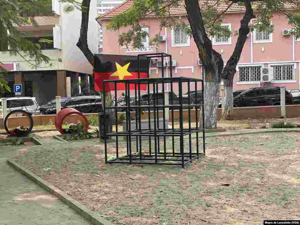 Parque do bairro dos Coqueiros com bandeira do MPLA, em Luanda.