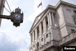 Gedung Bank of England (BoE) di London, INggris, menaikkan suku bunga menjadi 1,75 persen, 4 Agustus 2022. (REUTERS/Maja Smiejkowska)