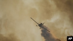 Un avión combate un incendio en el Delta del Paraná cerca de Victoria, provincia de Entre Ríos, Argentina, el viernes 19 de agosto de 2022. Los incendios forestales en el Delta del Paraná han consumido miles de hectáreas del humedal argentino. (Foto AP/Natacha Pisarenko)