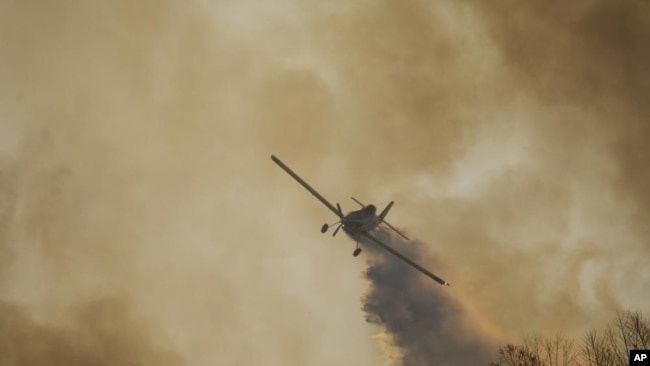 Un avión combate un incendio en el Delta del Paraná cerca de Victoria, provincia de Entre Ríos, Argentina, el viernes 19 de agosto de 2022. Los incendios forestales en el Delta del Paraná han consumido miles de hectáreas del humedal argentino. (Foto AP/Natacha Pisarenko)