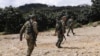 Soldados patrullan una finca donde 10 trabajadores fueron asesinados en Santa Rosa de Osos, en el estado colombiano de Antioquia, el jueves 8 de noviembre de 2012.