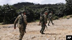 Soldados patrullan una finca donde 10 trabajadores fueron asesinados en Santa Rosa de Osos, en el estado colombiano de Antioquia, el jueves 8 de noviembre de 2012.