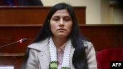 Gambar selebaran ini dirilis oleh Kongres Peru yang diambil pada 22 Juli 2022 dan dirilis pada 10 Agustus, menunjukkan saudara ipar Presiden Peru Pedro Castillo, Yenifer Paredes, menghadiri audit kongres di Lima. (ERNESTO ARIAS / Peruvian Congress / AFP)