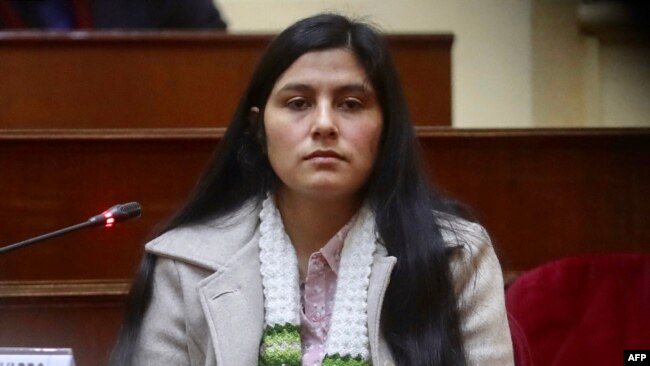 La cuñada del presidente Pedro Castillo, Yenifer Paredes, se entregó a las autoridades el miércoles 10 de agosto. Foto: AFP/Congreso de la Repúbica de Perú.