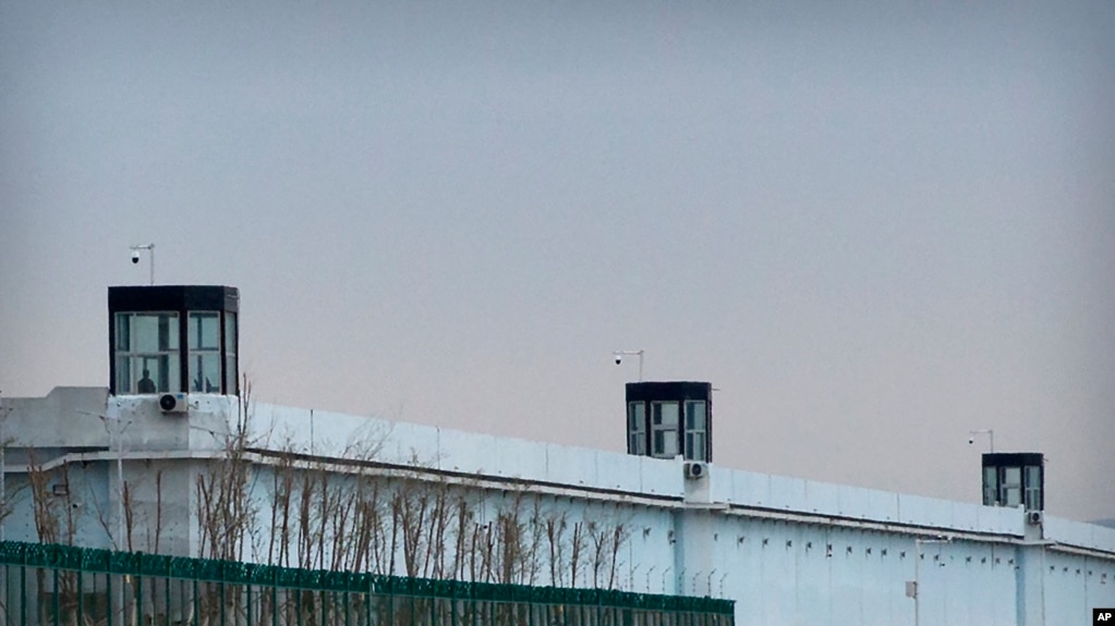 2021年4月23日，一人站在中国西部新疆维吾尔自治区大坂城3号看守所周边的一座塔楼里。(美联社照片)