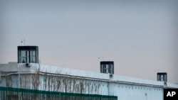 2021年4月23日，一人站在中国西部新疆维吾尔自治区大坂城3号看守所周边的一座塔楼里。(美联社照片)