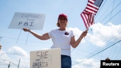Arhiva - Trampov pristalica demonstrira u blizini Trampovog nacionalnog kluba nakon što je bivši predsednik Donald Tramp rekao da su agenti FBI upali u njegovu kuću u Palm Biču, Mar-a-Lago, u Bedminsteru, Nju Džersi, 9. avgusta 2022.