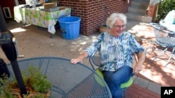 Martha Mullikin sentada en el patio trasero de su casa en Cheyenne, Wyoming, 19 de julio de 2022. Mullikin, una jubilada, dijo que planea votar por la actual representante Liz Cheney en las primarias republicanas de Wyoming el 16 de agosto porque Cheney es honesta, ética y "tiene nuestro país i