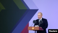 El presidente ruso, Vladimir Putin, pronuncia un discurso durante una ceremonia de inauguración del foro técnico-militar internacional Army-2022 en el Centro de Congresos y Exposiciones Patriot en la región de Moscú, Rusia, el 15 de agosto de 2022.