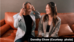 កញ្ញា Dorothy Chow និងឪពុកគឺលោក Robert Chau ថតរូបជាមួយគ្នាក្នុងស្ទូឌីយោផលិតផតខាសថ៍ 'Death in Cambodia, Life in America'។ (រូបថតផ្តល់ឲ្យ Dorothy Chow)