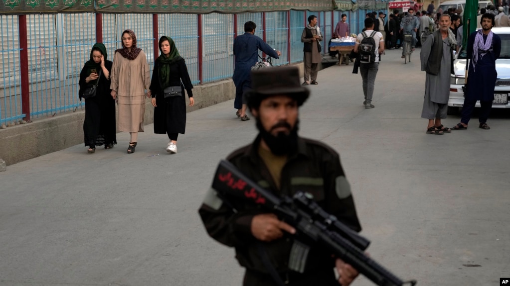 资料照片：在喀布尔什叶派居民区站岗的塔利班军人。(2022年8月7日)(photo:VOA)