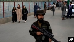 Un combatiente talibán hace guardia en el barrio chiíta de Dasht-e-Barchi, en Kabul, Afganistán, el 7 de agosto de 2022.