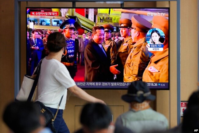 17일 한국 서울역에 설치된 TV에서 북한 미사일 발사 관련 뉴스가 나오고 있다.