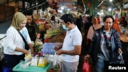 Suasana pasar tradisional di Depok, pinggiran ibu kota Jakarta, 2 Juni 2022. (REUTERS/Ajeng Dinar Ulfiana)
