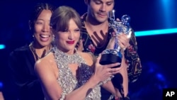 Taylor Swift acepta el premio al mejor video de formato largo por "All Too Well (10 Minute Version) (Taylor's Version)" en los MTV Video Music Awards en el Prudential Center el 28 de agosto de 2022 en Newark, Nueva Jersey, EEUU.