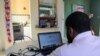 Un periodista cubano escribe en su laptop en su casa en La Habana, el 17 de octubre de 2016.
