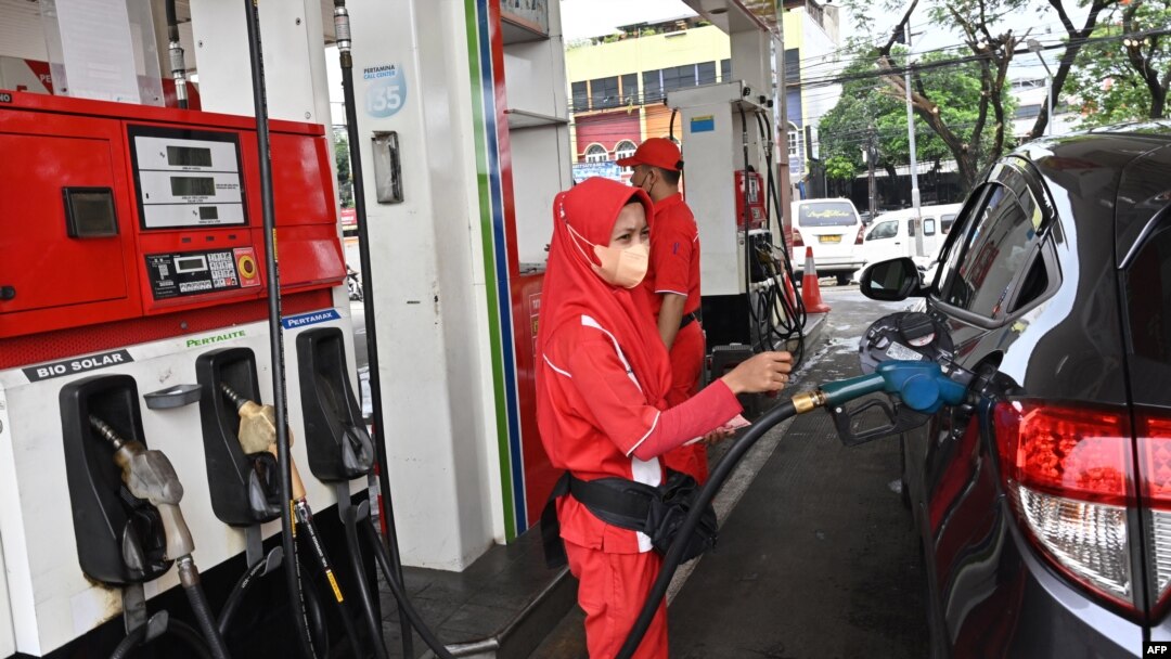 Suasana di salah satu SPBU di Tangerang, 1 Maret 2022. (ADEK BERRY / AFP)
