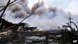 El humo continúa saliendo de un incendio mortal de varios días en una gran instalación de almacenamiento de petróleo en Matanzas, Cuba, el martes 9 de agosto de 2022. (Yamil Lage, vía AP)