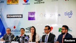 La delegada de la FIFA Sofia Malizia y los miembros del Comité de Regularización designados por la FIFA durante una conferencia de prensa en San Salvador, El Salvador, el 29 de agosto de 2022.