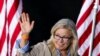 La candidata republicana, la representante estadounidense Liz Cheney, saluda durante su fiesta de la noche de las elecciones primarias en Jackson, Wyoming, EEUU, el 16 de agosto de 2022.