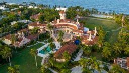 Khu resort Mar-a-Lago, tư gia của cựu Tổng tống Donald Trump ở bang Florida, gần đây bị FBI khám xét để thu hồi những tài liệu mật của chính phủ bị ông lấy đi sau khi rời khỏi nhiệm sở vào tháng 1 năm 2021.
