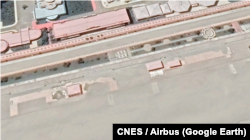 바다에서 밀려온 모래가 해안가 포장 도로를 뒤덮고 있다. 자료=CNES Airbus / Google Earth.