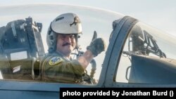 Джонатан Берд (позивний "Jersey") підполковник у відставці ВПС США, співзасновник Wingmen for Ukraine під час чергового польоту на службі в американській авіації.