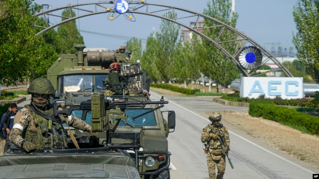 资料照片：在俄罗斯军事控制下的乌克兰东南部扎波罗热地区，一支俄罗斯军车队正在前往扎波罗热核电站的路上。(2022年5月1日)(photo:VOA)