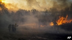 Bomberos combaten llamas cerca de Victoria, provincia de Entre Ríos, Argentina, viernes 19 de agosto de 2022 Los incendios en el Delta del Paraná han consumido miles de hectáreas del humedal argentino. (Foto AP/Natacha Pisarenko)