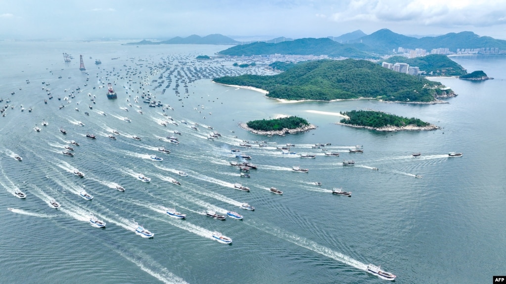 2022年8月16日中国广东省阳江市捕鱼季节第一天渔船出海(photo:VOA)