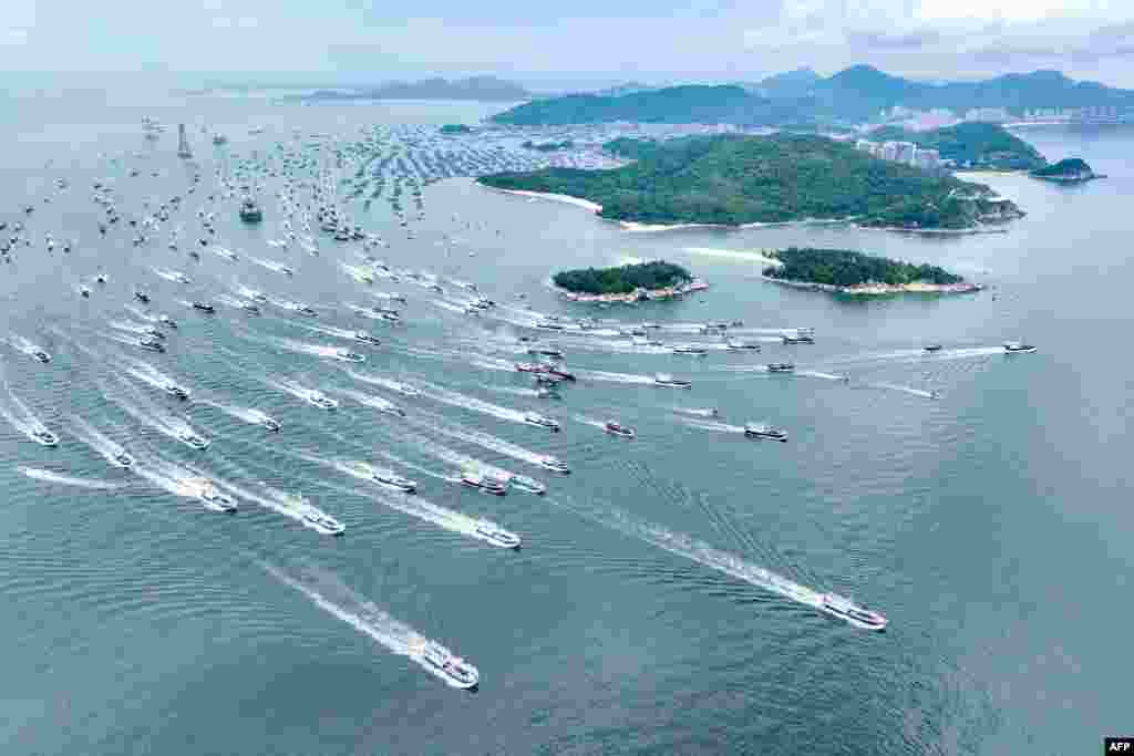 Fishing boats head out to sea on the first day of the fishing season in Yangjiang, in China&#39;s southern Guangdong province. (Photo by AFP)