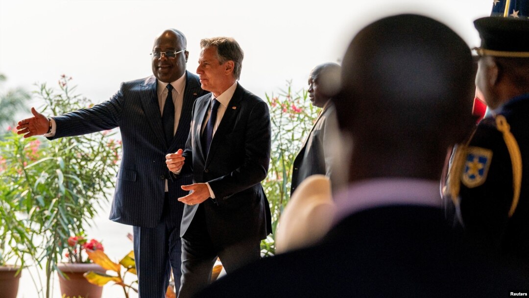Democratic Republic of Congo President Felix Tshisekedi, left, welcomes U.S. Secretary of State Antony Blinken, at Cite de l’OUA, in Kinshasa, DRC, Aug. 9, 2022. 