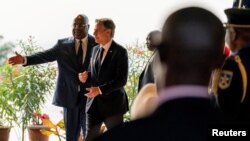 Democratic Republic of Congo President Felix Tshisekedi, left, welcomes U.S. Secretary of State Antony Blinken, at Cite de l’OUA, in Kinshasa, DRC, Aug. 9, 2022. 