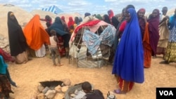 Residents of a relief camp in Baioda, Somalia, are seen Aug. 25, 2022. (Mohamed Dhaysane/VOA)