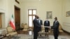 بدر عبدالله المنیخ، سفیر جدید کویت در ایران، در حال تقدیم کردن استوارنامه خود به حسین امیرعبداللهیان، وزیر امور خارجه ایران. شنبه ١٣ اوت ٢٠٢٢
