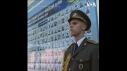 泽连斯基向阵亡军人纪念墙献花 