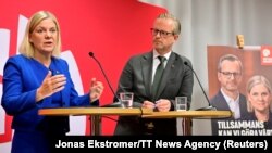 마그달레나 안데르손(왼쪽) 스웨덴 총리가 지난달 25일 수도 스톡홀름에서 미카엘 담베르그 재무장관과 함께 기자회견하고 있다. (자료사진)