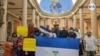 Nicaragüenses protestan en la iglesia La Merced, en San José, Costa Rica. Foto Miguel Bravo, VOA