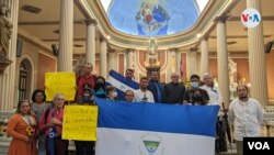 Nicaragüenses protestan en la iglesia La Merced, en San José, Costa Rica. Foto Miguel Bravo, VOA