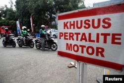 Antrean pengendara sepeda motor saat membeli BBM bersubsidi di SPBU Pertamina, di Jakarta, 22 Agustus 2022. (REUTERS/Ajeng Dinar Ulfiana)