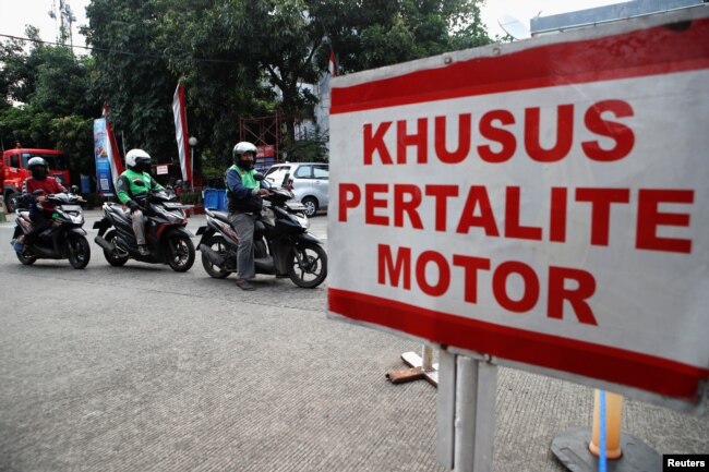 Antrean pengendara sepeda motor saat membeli BBM bersubsidi di SPBU Pertamina, di Jakarta, 22 Agustus 2022. (REUTERS/Ajeng Dinar Ulfiana)
