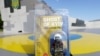 Фігурка із серії українських воєнних конструкторів від Brickmania на тлі українського винищувача