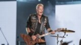 ARCHIVO - James Hetfield de Metallica se presenta en el Festival de Música Lollapalooza en Chicago el 28 de julio de 2022.