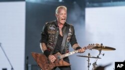 ARCHIVO - James Hetfield de Metallica se presenta en el Festival de Música Lollapalooza en Chicago el 28 de julio de 2022.