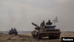 Militares ucranianos viajan sobre tanques cerca de una línea de frente en la región de Mykolaiv, mientras continúa el ataque de Rusia contra Ucrania, Ucrania 10 de agosto de 2022. REUTERS/Oleksandr Ratushniak